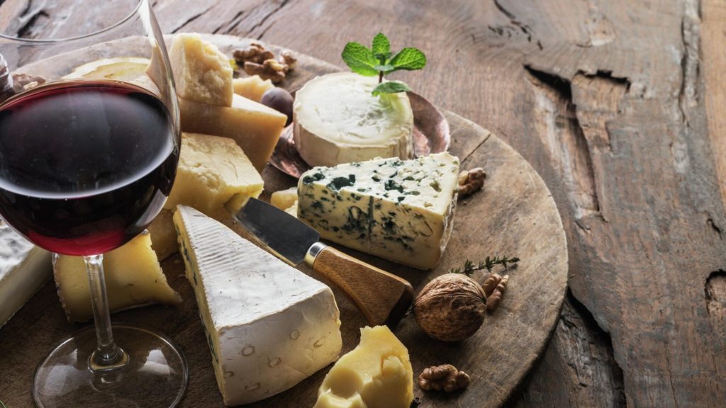 Как правильно сочетать вино и сыр