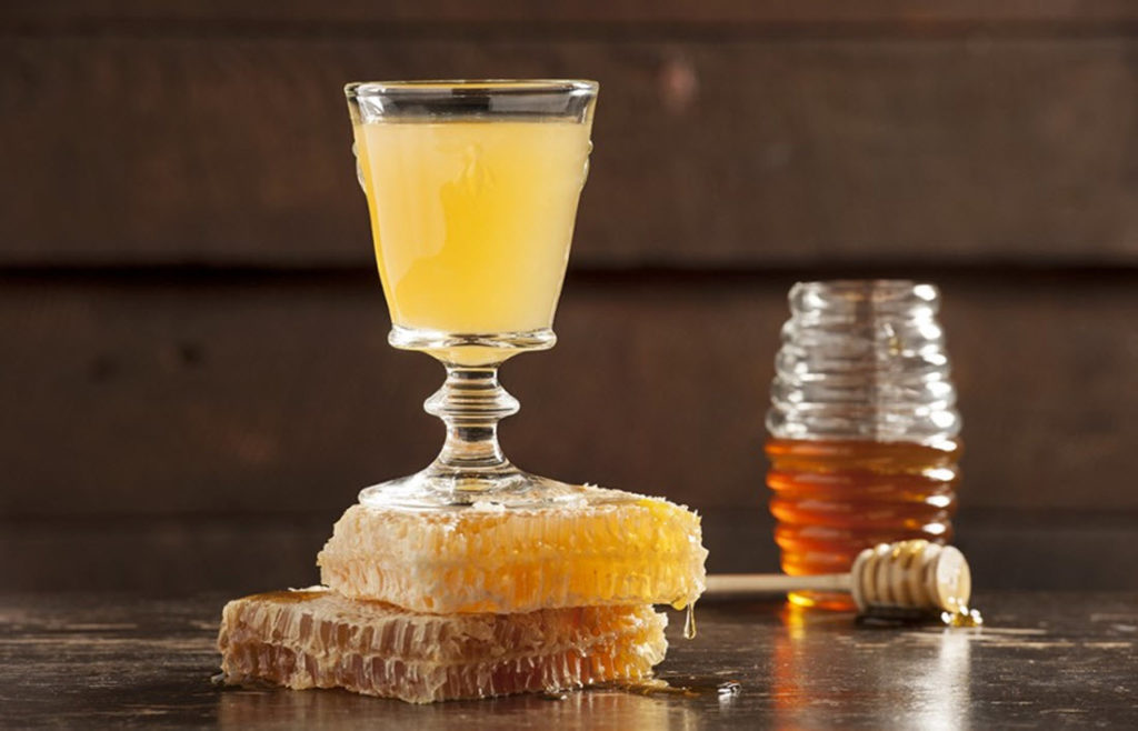 Как приготовить водку с медом от простуды