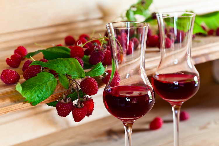 raspberry-liqueur-and-ripe-berries